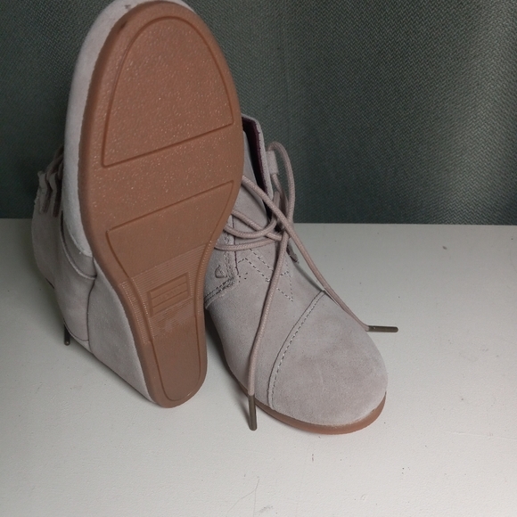 NEW TOMS SHOES - Picture 3 of 10